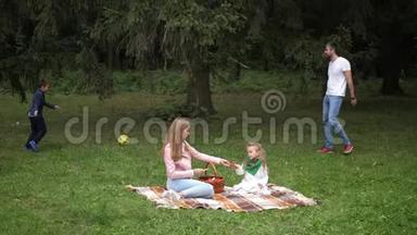 快乐的家庭<strong>爸爸</strong>，妈妈，儿子和女儿在秋天的公园里玩耍。 慢动作。 4k